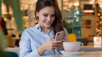 Vrouw aan het typen op smartphone