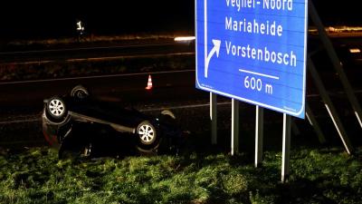 Auto belandt op zijn kop in berm langs A50 Veghel