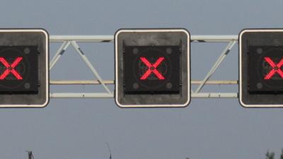 foto van rood kruis op matrixbord foto van rood kruis op matrixbord