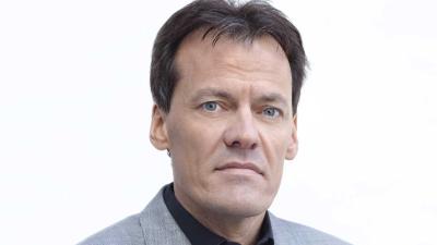 EO-presentator Tijs van den Brink na fietsongeval weer thuis EO-presentator Tijs van den Brink na fietsongeval weer thuis