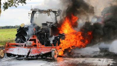 Tractor compleet uitgebrand 