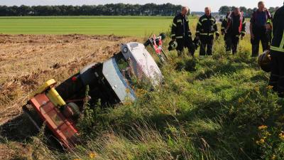 Boer komt met tractor in de sloot
