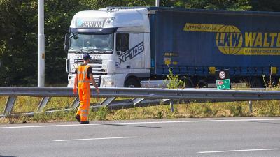 Tankwagen ramt vangrail op snelweg A58 bij Oirschot