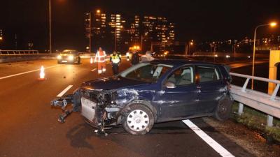 Auto botst tegen vangrail A20