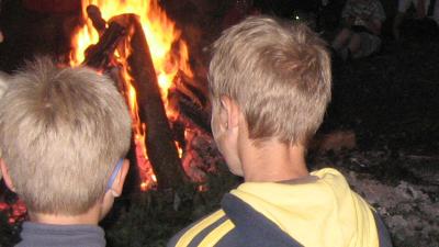 Verdwaalde man met kinderen teruggevonden bij kampvuur in bos in Gieten