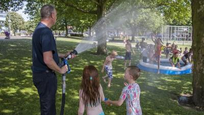Brandweer in Schiedam zorgt voor verkoeling