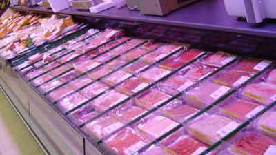 Vleeswaren in supermarkt Vleeswaren in supermarkt