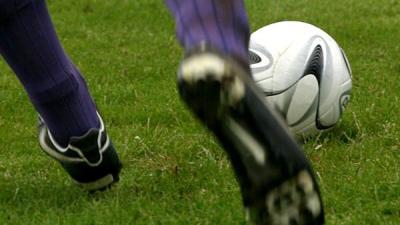 Noord-Ierland schakelt zichzelf uit na eigen doelpunt tegen Wales Noord-Ierland schakelt zichzelf uit na eigen doelpunt tegen Wales