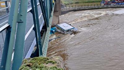 vrachtschip-aanvaring-gezonken-stuw-borgharen vrachtschip-aanvaring-gezonken-stuw-borgharen