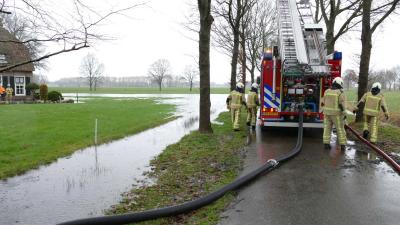 wateroverlast-brandweer-woonboerderij wateroverlast-brandweer-woonboerderij
